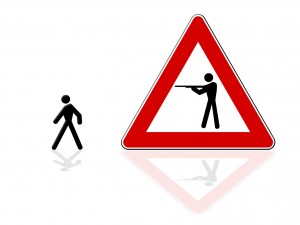 Silhouette armée pointant un fusil sur une personne qui marche - légitime défense